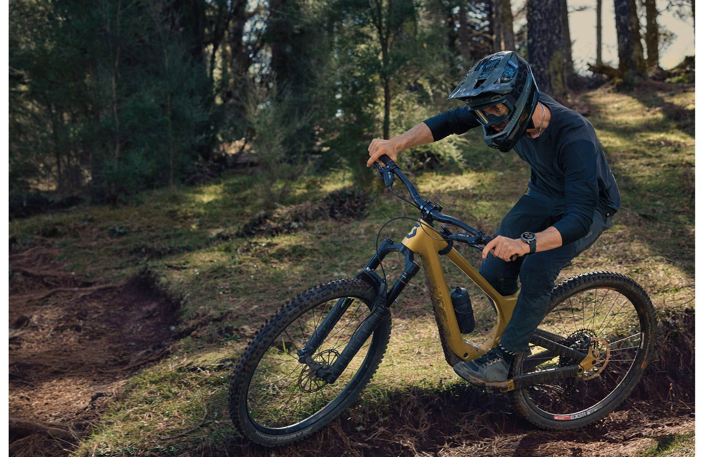 Garmin fenix 8 Pro 51 mm AMOLED (Sapphire, carbon gray DLC titanium with black/pebble gray silicone band)